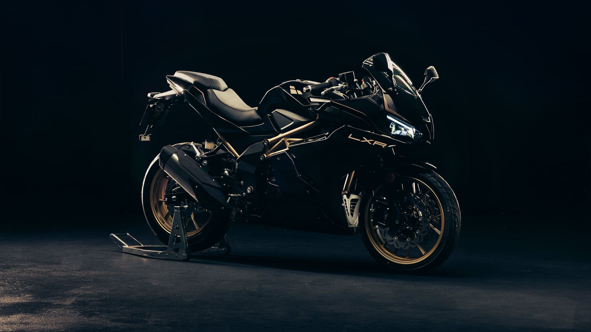 LXR 125 Black/Gold front three-quarter studio shot