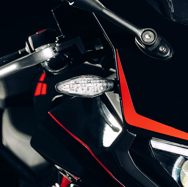 LXR 125 LED indicators integrated in fairing