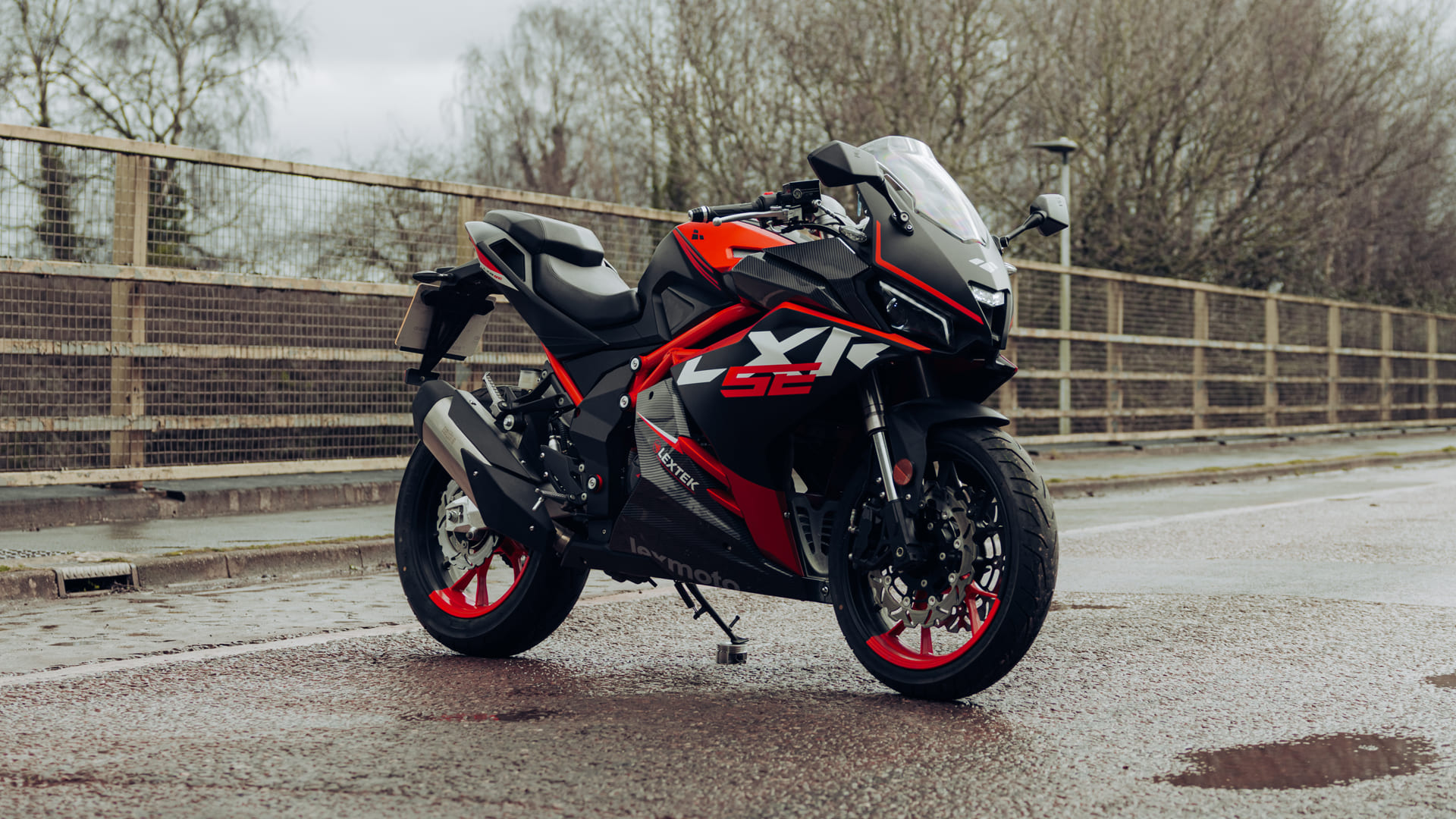 LXR SE 125 front three-quarter on wet road