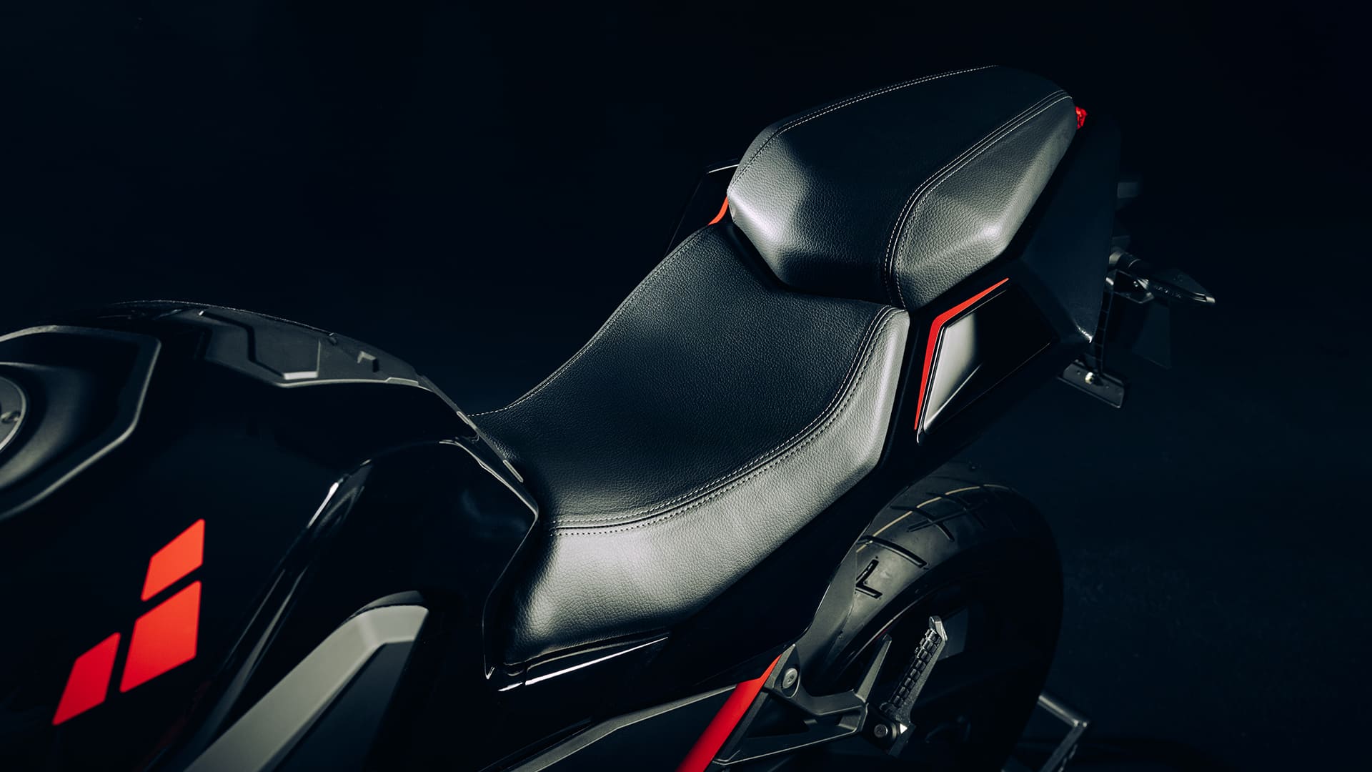 LXR 125 split seat close-up with red accent stripe