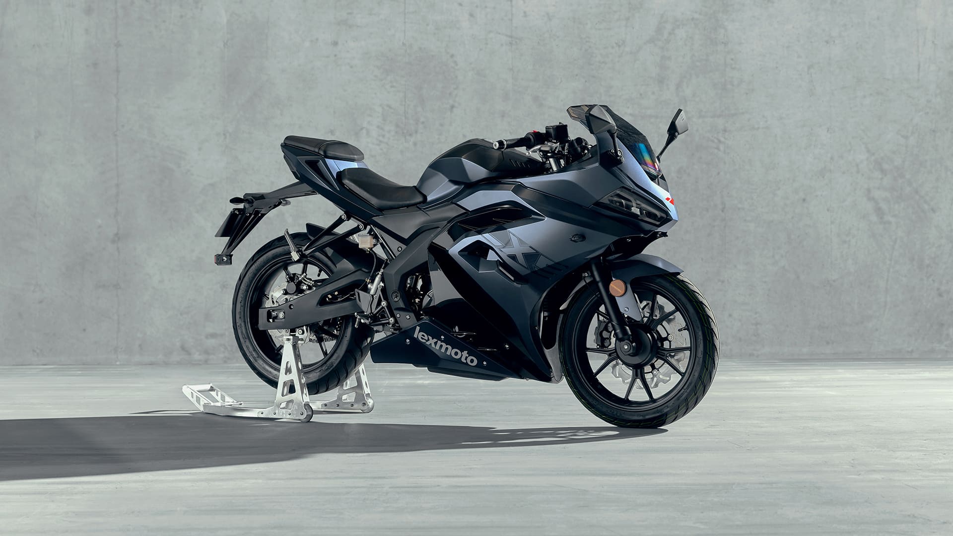 LXS 125 Midnight front three-quarter studio shot